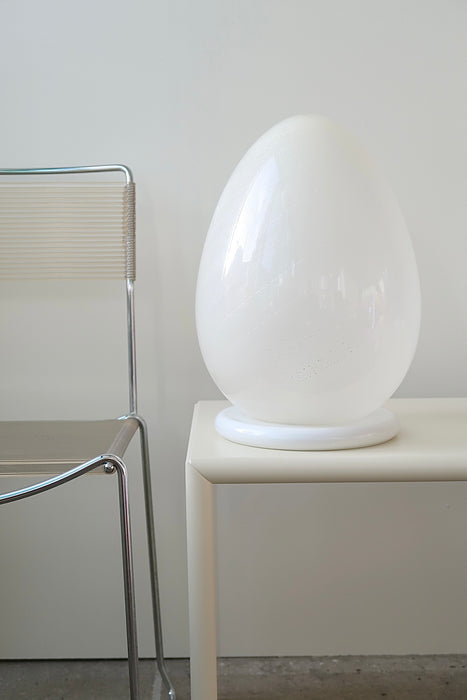 Vintage Murano bordlampe i glas med sølv swirl. Mundblæst i en smuk oval form som et æg og er derfor kendt som ''egg lamp''. Håndlavet i italien, 1970erne, og kommer med ny hvid ledning. H:38 cm D:26 cm 