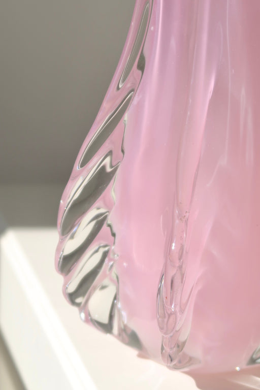Vintage stor Murano vase i lyserød / pink alabastro glas. Denne glastype er blevet et samleobjekt grundet sjældenhed og den helt fantastiske nuance. Vasen er mundblæst i en organisk form. Håndlavet i Italien, 1950/60erne. H:24,5 cm D:14 cm