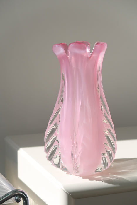 Vintage stor Murano vase i lyserød / pink alabastro glas. Denne glastype er blevet et samleobjekt grundet sjældenhed og den helt fantastiske nuance. Vasen er mundblæst i en organisk form. Håndlavet i Italien, 1950/60erne. H:24,5 cm D:14 cm seguso archimede 