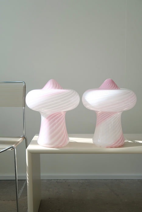 Smuk Murano mushroom lampe i stor størrelse. Mundblæst i hvid og lyserød glas med swirl mønster.  Håndlavet i Italien, 1970erne, har originalt Murano Vetri label og kommer med ny hvid ledning. ⁠