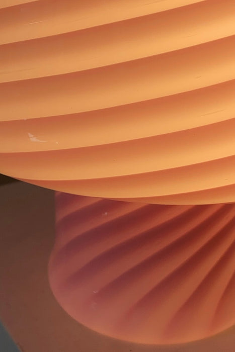 Vintage Murano Vetri mushroom lampe i mellem størrelse i en blød lyserød nuance. Lampen er mundblæst i ét stykke glas med swirl og giver et virkelig hyggeligt lys. Håndlavet i Italien, 1970erne, og kommer med ny stofledning. ⁠⁠H:28 cm D:22 cm