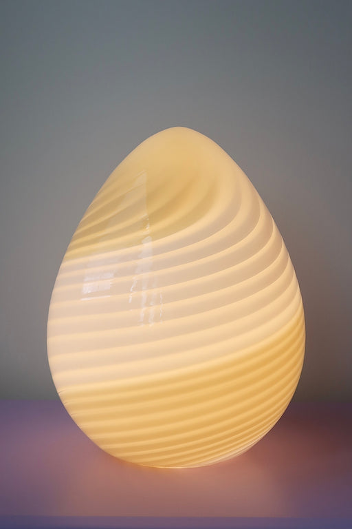 Vintage Murano vetri egg bordlampe. Sjælden tofarvet lampe, hvor glasset er mundblæst i en smuk oval form som et æg.