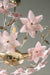Smuk vintage Murano fiori lysekrone. Lampen består af 17 mundblæste lyserøde og hvide glasblomster sat på stel i patineret messing. Den har 3 (E14) fatningsholdere. Håndlavet i Italien, 60erne