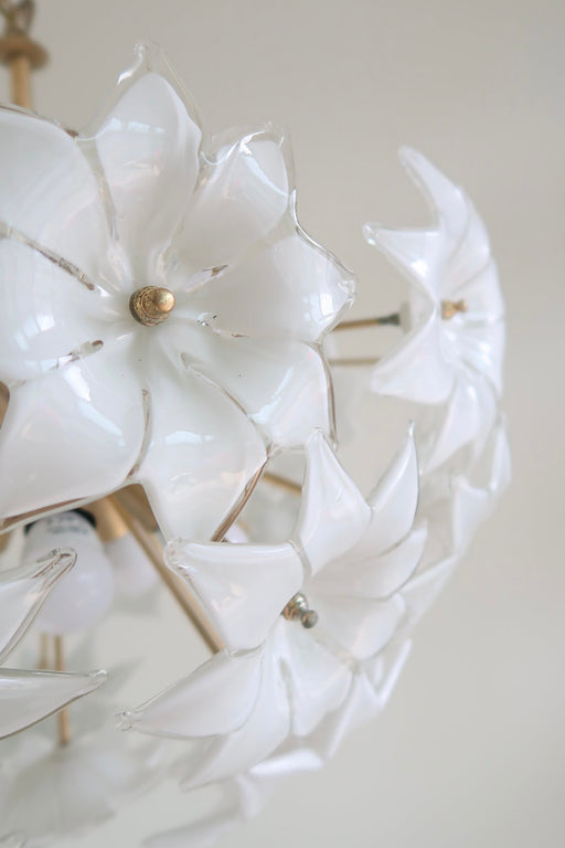 En absolut spektakulær og smuk vintage Murano fiori lysekrone med hvide glas blomster 