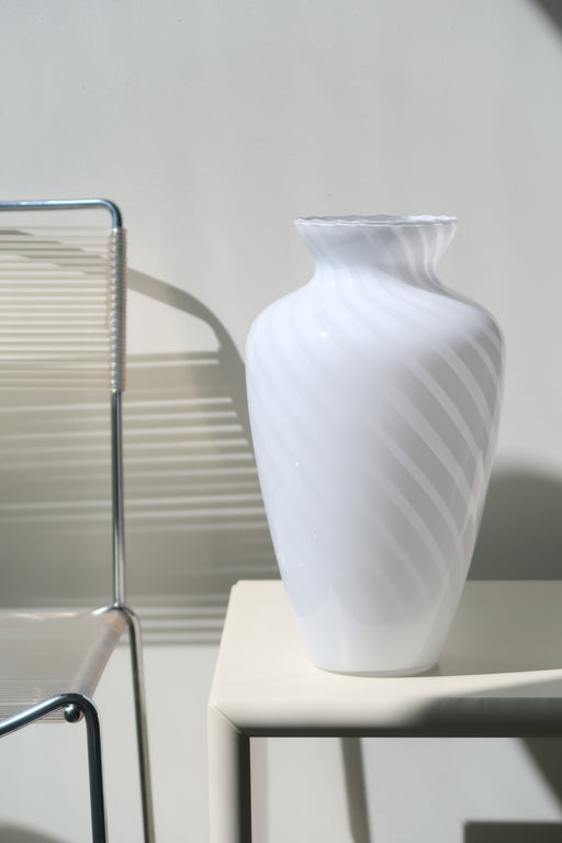 Smuk vintage Murano vase med swirl. Mundblæst i hvid opal glas. Håndlavet i Italien, 1970erne. H:33 cm D:18 cm