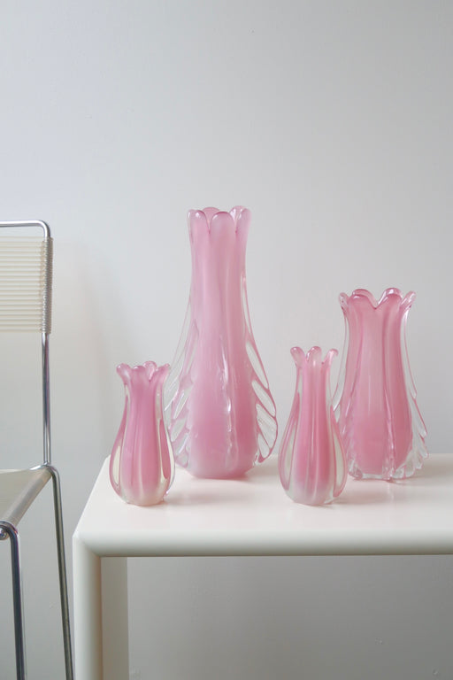 Vintage ekstra stor Murano vase i lyserød / pink alabastro glas. Denne glastype er blevet et samleobjekt grundet sjældenhed og den helt fantastiske nuance. Vasen er mundblæst i en organisk form. Håndlavet i Italien, 1950/60erne. H:36 cm D:17 cm