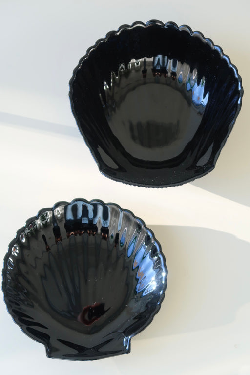 Vintage Murano muslingeskåle sæt bestående af muslingeskål samt underskål. Udformet i sort glas med blank underside og riflet yderside. Kan bruges til servering eller opbevaring. Håndlavet i Italien.  