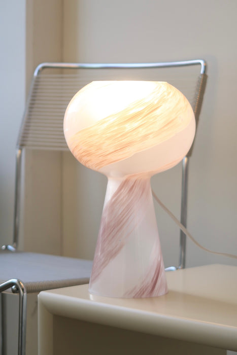 Sjælden vintage Murano bordlampe. Mundblæst i en globe form med dreamy rose / lyserød swirl mønster. Håndlavet i Italien og kommer med ny hvid ledning. H:29 cm⁠ D:18 cm⁠⁠