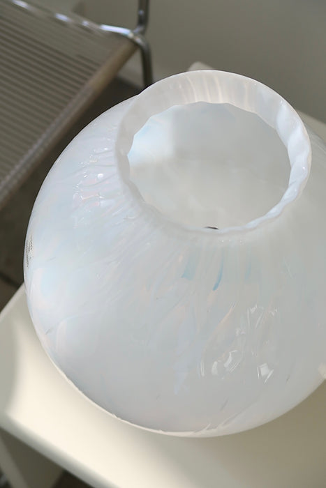 Smuk og sjælden Murano Vetri mushroom lampe i mellem størrelse. Mundblæst i irisdecent (regnbue) glas. Håndlavet i Italien, 1970erne, har originalt Murano Vetri mærkat og kommer med ny hvid ledning. ⁠H:28 cm D: 22 cm⁠