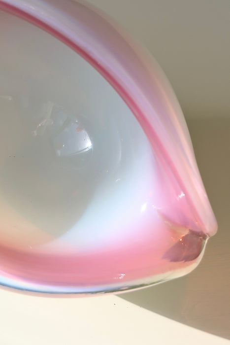 Vintage Murano muslingeskål i lyserøde og hvide nuancer. Mundblæst i opal glas i form af en musling. Skålen har to baser og kan derfor både stå ret op eller hvile på siden. Håndlavet i Italien, 1960/70erne, og har stadig antydning af originalt Murano mærkat. L:18 cm H:10,5 cm D:12 cm