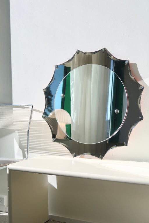 Sjældent vintage italiensk vægspejl udformet i stjerneform med facetterede kanter. Formentligt produceret af Lupi / Galvorame. Håndlavet i Italien, 1970erne. Glasset fremstår med charmerende aldersrelateret patina. Perfekt størrelse til badeværelse eller entré. Kom forbi vores showroom og se det.  christal art wall glass mirror italian handmade