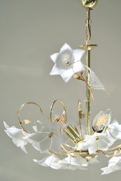 Smuk vintage Murano fiori lysekrone. Lampen består af 17 mundblæste hvide glasblomster sat på stel i patineret messing. Den har 3 (E14) fatningsholdere. Håndlavet i Italien, 60erne, og er i fin vintage stand med charmerende patina.