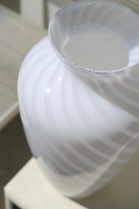 Smuk vintage Murano vase med swirl. Mundblæst i hvid opal glas. Håndlavet i Italien, 1970erne. H:33 cm D:18 cm