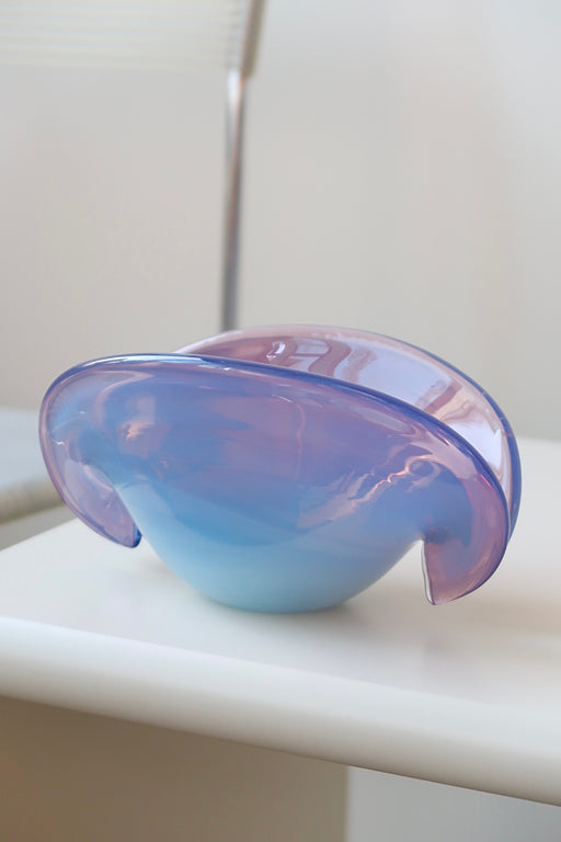 Vintage Murano muslingeskål i en smuk lilla nuance. Mundblæst i glas i form af en musling. Skålen har to baser og kan derfor både stå ret op eller hvile på siden. Håndlavet i Italien, 1960/70erne. L: 18,5 cm H:9 cm 
