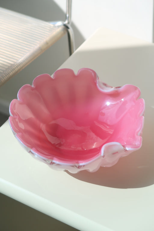 Ualmindelig smuk vintage Murano muslingeskål. Mundblæst i lyserød / pink glas i form af en musling. Skålen er udført i solid glas. Håndlavet i Italien, 1970erne. L:18,5 cm H:6 cm murano archimede seguso shell conch mussel bowl