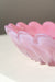 Vintage Murano alabastro muslingeskål med den originale glasperle. Mundblæst i lyserød / pink glas i form af en musling, perlen er ligeledes mundblæst og ligger løst i skålen. Håndlavet i Italien. L:18 cm B:17 cm H:6 cm