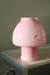 Vintage Murano Vetri mushroom lampe i mellem størrelse i en blød lyserød nuance. Lampen er mundblæst i ét stykke glas med swirl og giver et virkelig hyggeligt lys. Håndlavet i Italien, 1970erne, og kommer med ny stofledning. ⁠⁠H:28 cm D:22 cm