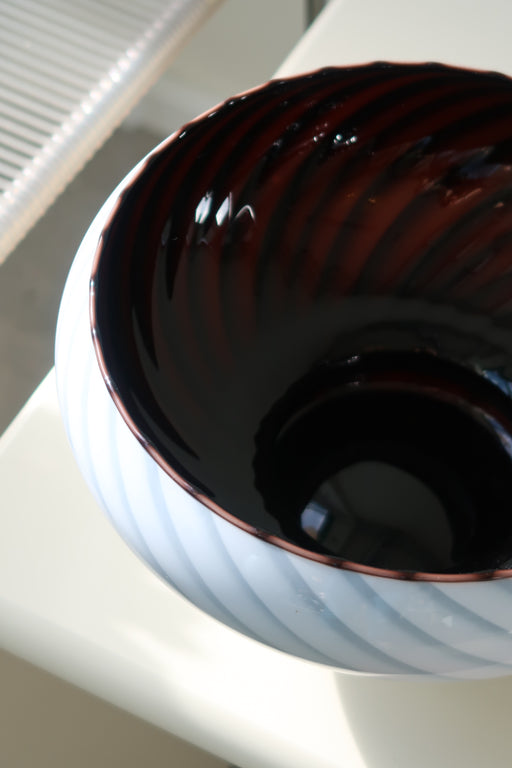 Vintage Murano fad / skål med swirl mønster. Mundblæst hvid opal glas på med mørk center i en organisk form. Størrelsen gør den perfekt til opbevaring af frugt eller til servering. Håndlavet i Italien, 1970erne. ⁠⁠D:25 cm H:12,5 cm⁠⁠ vintage murano glass bowl