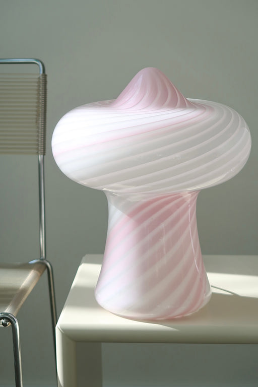 Smuk Murano mushroom lampe i stor størrelse. Mundblæst i hvid og lyserød glas med swirl mønster.  Håndlavet i Italien, 1970erne, har originalt Murano Vetri label og kommer med ny hvid ledning. ⁠