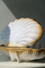 Vintage italiensk muslinge skulptur / skål i en ekstraordinær stor størrelse. Udført i keramik med overflade i hvid og gul glasur. Fremstår med patina og små brugstegn. Håndlavet i Italien, 1970erne. L:41 cm H:32 cm D:31 cm  