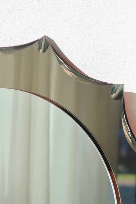 Sjældent vintage italiensk vægspejl udformet i stjerneform med facetterede kanter. Formentligt produceret af Lupi / Galvorame. Håndlavet i Italien, 1970erne. Glasset fremstår med charmerende aldersrelateret patina. Perfekt størrelse til badeværelse eller entré. Kom forbi vores showroom og se det.  christal art wall glass mirror italian handmade