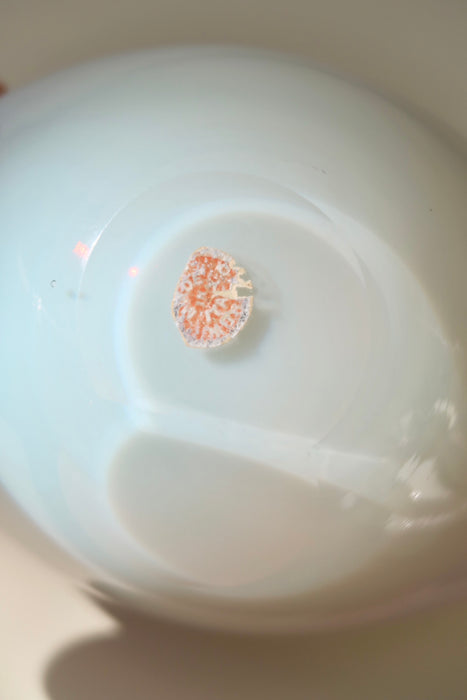 Vintage Murano muslingeskål i lyserøde og hvide nuancer. Mundblæst i opal glas i form af en musling. Skålen har to baser og kan derfor både stå ret op eller hvile på siden. Håndlavet i Italien, 1960/70erne, og har stadig antydning af originalt Murano mærkat. L:18 cm H:10,5 cm D:12 cm