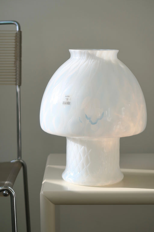Smuk og sjælden Murano Vetri mushroom lampe i mellem størrelse. Mundblæst i irisdecent (regnbue) glas. Håndlavet i Italien, 1970erne, har originalt Murano Vetri mærkat og kommer med ny hvid ledning. ⁠H:28 cm D: 22 cm⁠