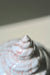 Original vintage Royal Copenhagen Konkylie bonbonniere sukkerskål i den smukke rosa glasur. Stellet er designet af den anerkendte danske juveler og guldsmed Arje Griegst i 1978 og produceres ikke længere. Arje Griegst er desuden verdenskendt for sine smykker, skulpturer og glas. Hans arbejde inkluderer værker for Holmegaard og Georg Jensen.