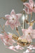 Smuk vintage Murano fiori lysekrone. Lampen består af 17 mundblæste lyserøde og hvide glasblomster sat på stel i patineret messing. Den har 3 (E14) fatningsholdere. Håndlavet i Italien, 60erne