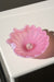 Vintage Murano alabastro muslingeskål med den originale glasperle. Mundblæst i lyserød / pink glas i form af en musling, perlen er ligeledes mundblæst og ligger løst i skålen. Håndlavet i Italien. L:18 cm B:17 cm H:6 cm