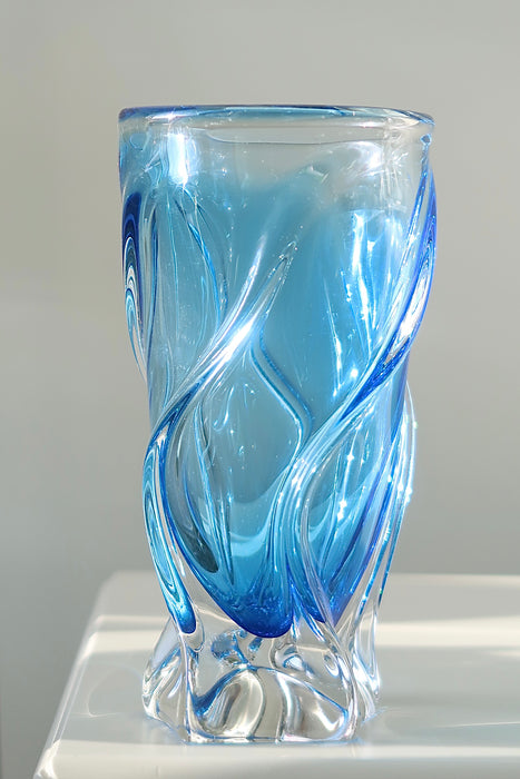 Vintage Murano glasvase i nuancer af blå. Vasen er mundblæst i glas med swirl mønster. En smuk skulptur. Håndlavet i Italien, 1970erne. H:20 cm D:10 cm⁠⁠ vintage murano swirl glass blue