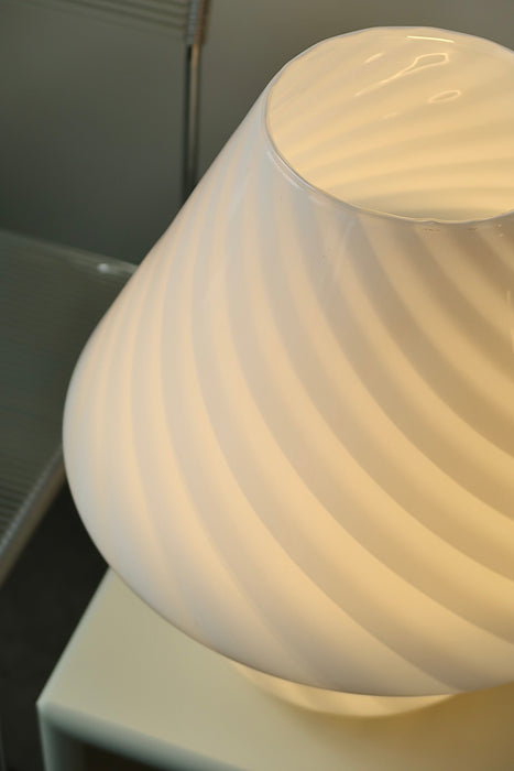Ekstra stor vintage Murano mushroom lampe med swirl. Mundblæst i hvid glas. Håndlavet i Italien, 1970erne, og kommer med ny hvid ledning. ⁠⁠H:40 cm D:35 cm murano swirly glass table lamp white 