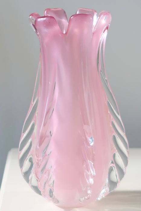 Vintage stor Murano vase i lyserød / pink alabastro glas. Denne glastype er blevet et samleobjekt grundet sjældenhed og den helt fantastiske nuance. Vasen er mundblæst i en organisk form. Håndlavet i Italien, 1950/60erne. H:24,5 cm D:14 cm