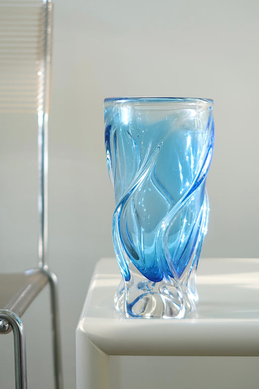 Vintage Murano glasvase i nuancer af blå. Vasen er mundblæst i glas med swirl mønster. En smuk skulptur. Håndlavet i Italien, 1970erne. H:20 cm D:10 cm⁠⁠ vintage murano swirll glass blue