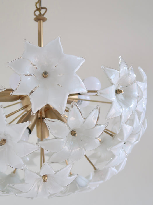 En absolut spektakulær og smuk vintage Murano fiori lysekrone med hvide glas blomster 