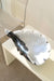 Sjælden, meget stor vintage Murano muslingeskål. Muslingen er mundblæst i en kombination af sort og hvid glas med en smuk afslutning. Det perfekte statement piece, som kan bruges i en privat bolig eller som del af en butiksindretning. Håndlavet i Italien, 1960/70erne. L:45 cm B:27 cm H:15 cm 