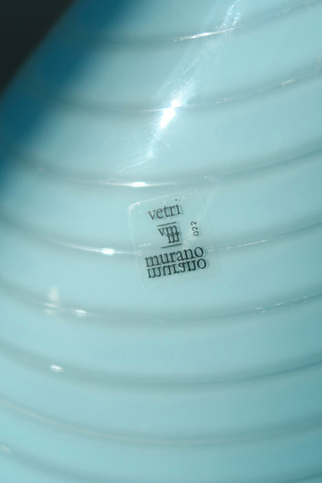 Ekstra stor vintage Murano mushroom lampe i en fin baby blå nuance. Lampen er mundblæst i ét stykke glas med swirl og har en imponerende stor størrelse. Håndlavet i Italien, 1970erne, og har original Murano Vetri mærkat.  ⁠⁠H:37 cm D:33 cm extra large murano mushroom lamp glass