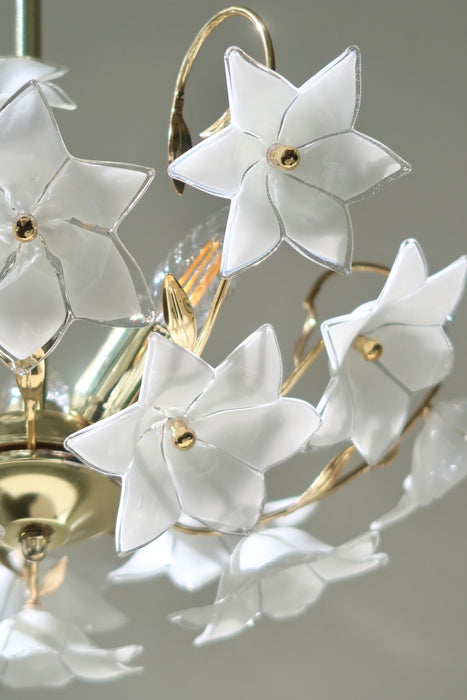 Smuk vintage Murano fiori lysekrone. Lampen består af 17 mundblæste hvide glasblomster sat på stel i patineret messing. Den har 3 (E14) fatningsholdere. Håndlavet i Italien, 60erne, og er i fin vintage stand med charmerende patina.