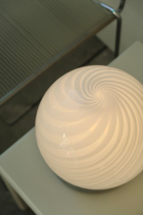 Smuk vintage Murano bordlampe i glas. Mundblæst i hvid glas med swirl. Håndlavet i Italien, 1970erne, og kommer med ny hvid ledning.
