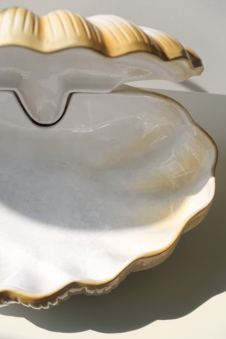 Vintage italiensk muslinge skulptur / skål i en ekstraordinær stor størrelse. Udført i keramik med overflade i hvid og gul glasur. Fremstår med patina og små brugstegn. Håndlavet i Italien, 1970erne. L:41 cm H:32 cm D:31 cm  