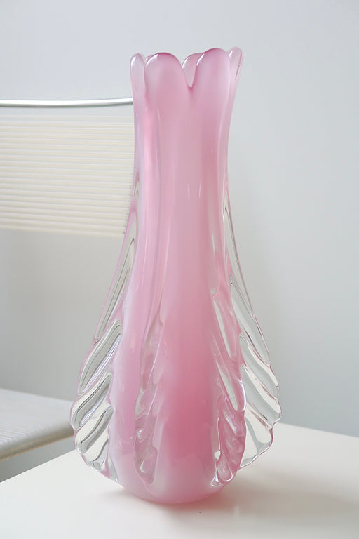 Vintage ekstra stor Murano vase i lyserød / pink alabastro glas. Denne glastype er blevet et samleobjekt grundet sjældenhed og den helt fantastiske nuance. Vasen er mundblæst i en organisk form. Håndlavet i Italien, 1950/60erne. H:36 cm D:17 cm