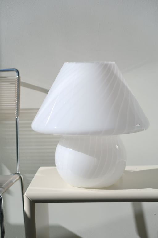 Vintage stor Murano hvid mushroom bordlampe med swirl mønster. Mundblæst i ét stykke glas. Giver et virkelig fint lys i de mørke aftener. Håndlavet i Italien, 1970erne, og kommer med ny hvid ledning. H:36 cm D:34 cm