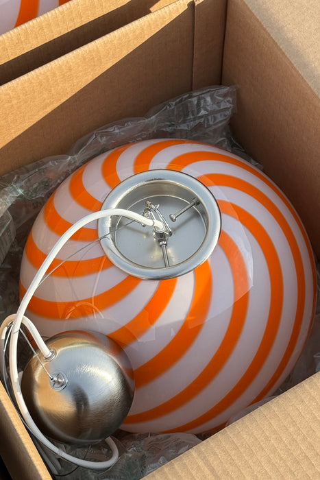 Ny Murano candy pendel loftlampe i en bolsje kombination af orange og hvid. Mundblæst glas i rund form med swirl. E27 fatning. Kommer med justerbart ophæng.

Håndlavet i Italien.
D:30 cm
Vægt ca. 3 kg