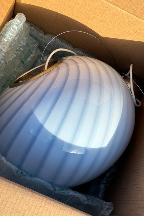 Ny stor italiensk Murano Candy pendel loftlampe i en fin lyseblå nuance. Mundblæst glas i oval form med swirl mønster. E27 fatning. Kommer med justerbart ophæng.
Håndlavet i Italien.
D:40 cm