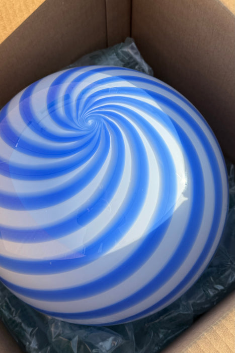 Ny Murano candy pendel loftlampe i en bolsje kombination af blå og hvid. Mundblæst glas i rund form med swirl. E27 fatning. Kommer med justerbart ophæng.

Håndlavet i Italien.
D:30 cm
Vægt ca. 3 kg.