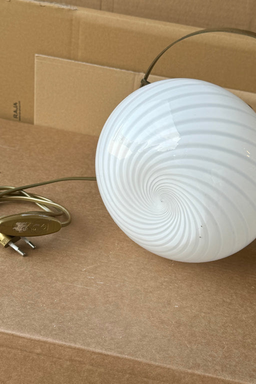 Vintage Murano lampefod udført i hvid glas med hvid swirl. Den perfekte størrelse til et sengebord eller en vindueskarm. 1x E14 fatning (med lille afslag). Håndlavet i Italien, 1970erne.