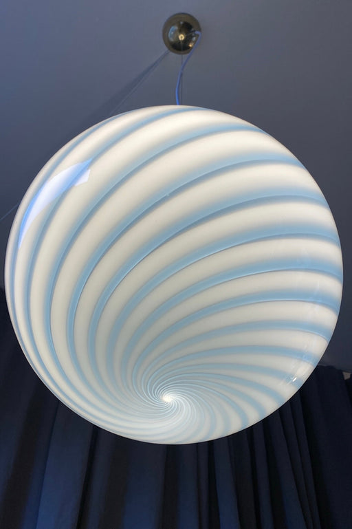 Stor ny italiensk Murano candy pendel loftlampe i en fin blå nuance. Mundblæst glas i rund form med swirl mønster. E27 fatning. Kommer med justerbart ophæng samt transparent ledning.   Håndlavet i Italien. 
