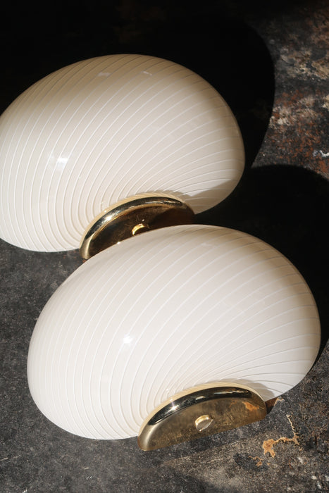 Vintage Murano plafond ceiling lamp in beautiful cream glass with white swirl pattern. Can be used both as a ceiling lamp or as a wall lamp. 2x E27 socket. Handmade in Italy, 1970s, and has a white metal back. D: 40 cm H: 17 cm