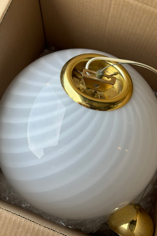Stor vintage Murano pendel loftlampe i hvid opaline glas. Glasset er mundblæst i cirkulær form med et smukt swirl mønster. Håndlavet i Italien, 1970erne, og kommer med originalt justerbart ophæng. D:35 cm 