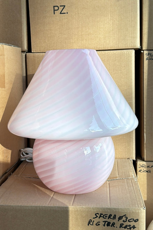 Ekstra stor vintage Murano mushroom bordlampe i en meget fin blød lyserød nuance. Mundblæst i ét stykke glas med swirl mønster. E27 fatning. Har original label under bunden. Håndlavet i Italien, 1960/70erne, og kommer med ny hvid ledning.